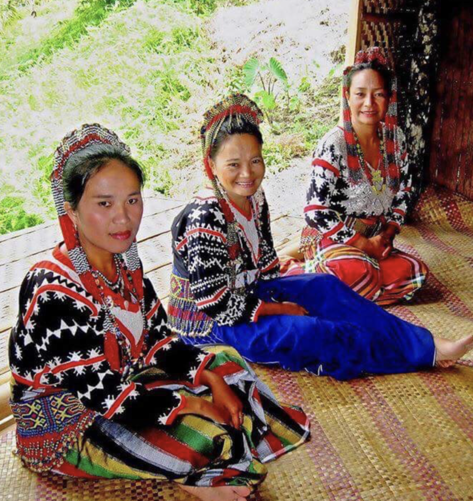 https://commons.wikimedia.org/wiki/File:Mansaka_Tribeswomen_2015.jpg